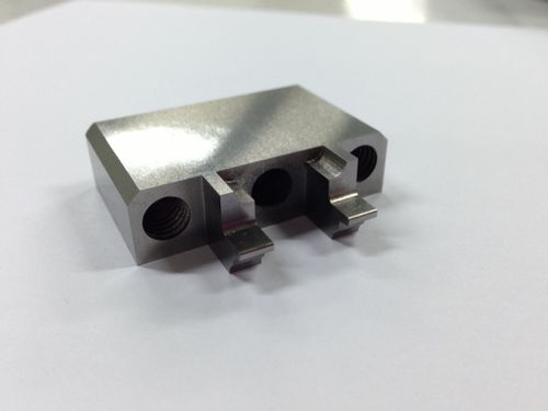 电子产品类精密冲压模具零配件的关键作用与技术解析